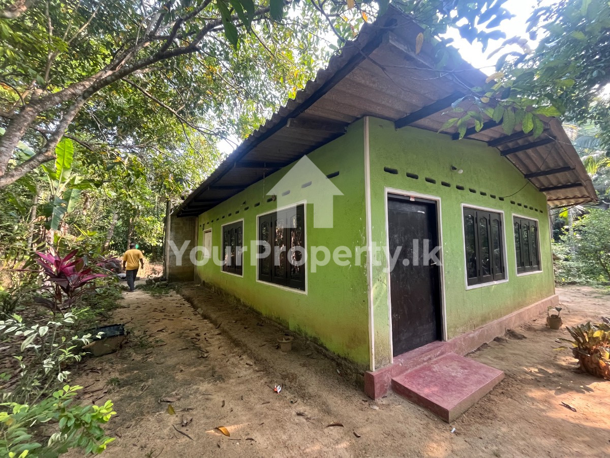 කෑගල්ල නාමල්ගමින් නිවසක්